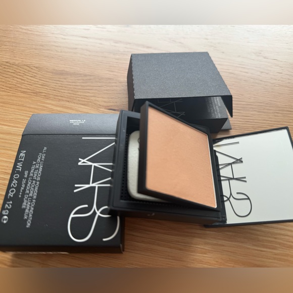 New! NARS all-day Luminous Powder Foundation SPF 25 in Medium 1.5 - Picture 3 of 4